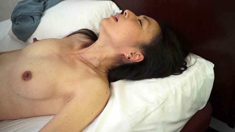 キスして驚愕の事実発覚！舐められたら気持ちよさそうな長い舌！これはキスももちろんですが、フェラ体験は期待大！ サンプル 9