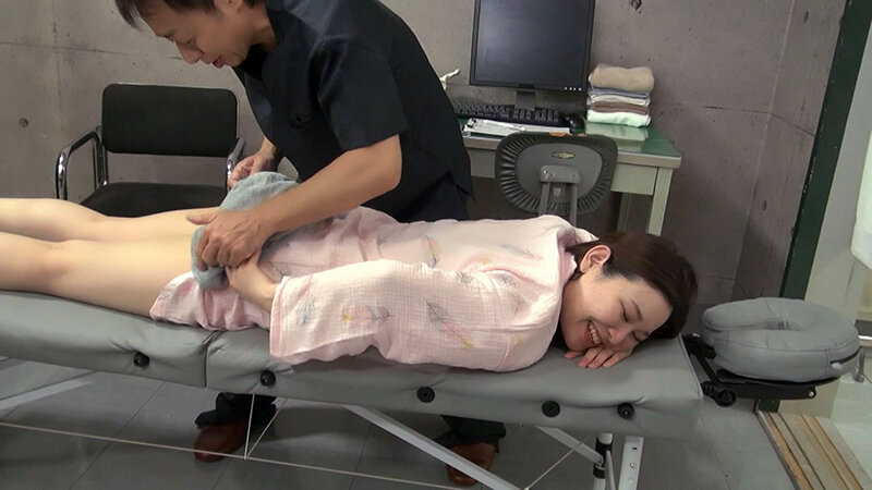 透き通るほどの素肌と薄ピンク色の乳首！！そしていつでもフル勃起な乳首の人妻。「下着みえちゃう」と恥ずかしがるも拒まない サンプル 2