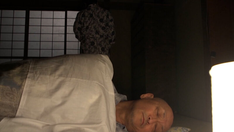 夫に相手にされず人参でオナニー！満たされない性欲は長男へと向けられる…淫乱熟母！ サンプル 1