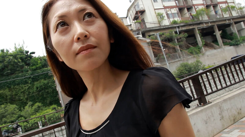 3ヶ月前に別れたばかりの性欲強めのスレンダー熟女が我慢できずにAVセックスで肉欲暴走SEX！ サンプル 1