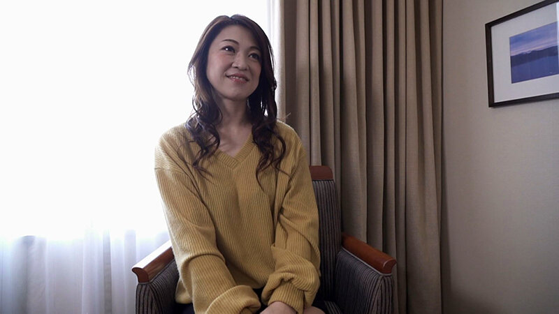 買い物中に声をかけられた色白美人妻、「あぁ、イっちゃうイっちゃう」下から突き上げられて快感絶頂 サンプル 1