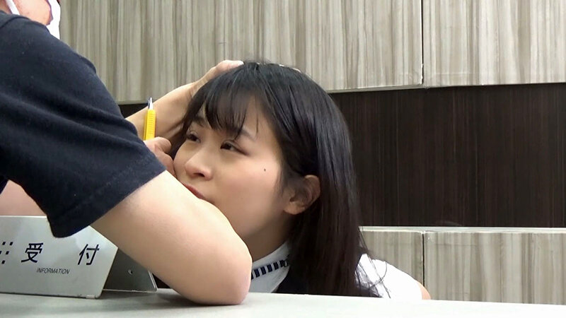 某有名企業中出し受付デスク ユニフォームに隠されたデカ乳輪＆陥没乳首 サンプル 1