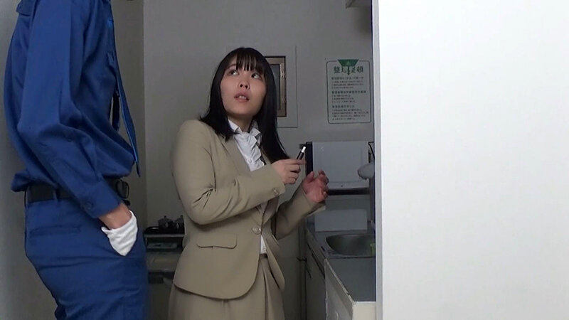 大手警備会社警備員 不審ガードマン 禁煙エリアでタバコ 不届き女性社員をエロ成敗！ サンプル 1