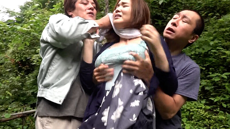 なんで私が…自然豊かな山中で抗えない快感に堕ちて行く美熟女の乱交連続ナマ中出しSEX！ サンプル 1