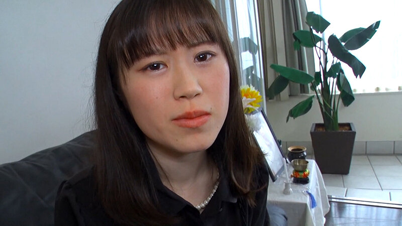 夫の遺影の前で極太肉棒で責められイキまくる欲求不満な未亡人の性！ サンプル 1