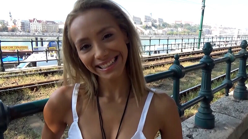人懐っこいキュートな笑顔とスレンダー巨乳のパーフェクトボディ！南米の太陽が育んだエロの女神降臨！ サンプル 1