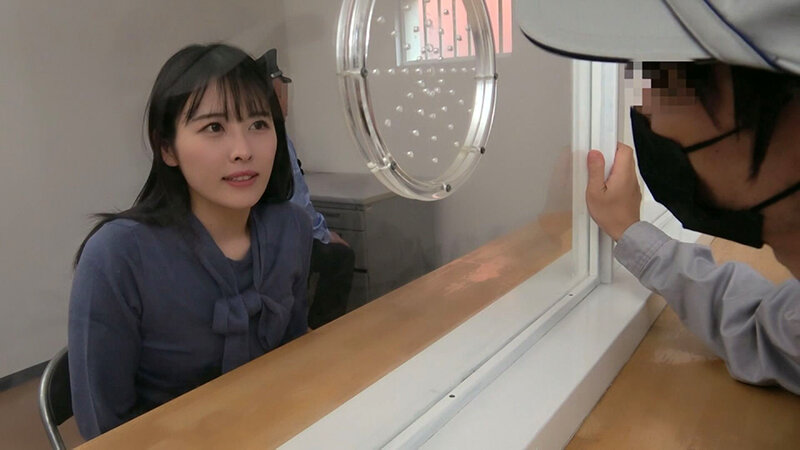 旦那が見ている前で行われる悪魔の所業！黒髪美人な人妻と中出しセックス！ サンプル 1