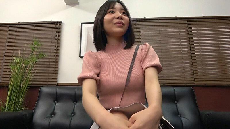 綺麗な顔立ちでモテそうなのに男性経験は少ない黒髪美女！少ないと聞くと股間が疼く現場監督が禁断のセクハラ三昧！男の味を教えるべく掟破りの中出しSEX！ サンプル 2