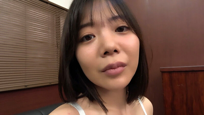 綺麗な顔立ちでモテそうなのに男性経験は少ない黒髪美女！少ないと聞くと股間が疼く現場監督が禁断のセクハラ三昧！男の味を教えるべく掟破りの中出しSEX！ サンプル 6