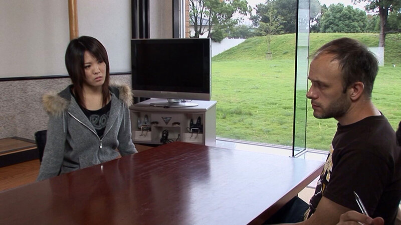 気付いた時にはもう遅い！外国人にそれとなくついていったらAV撮影だった！戸惑いながらも肉棒を口に頬張りヌレヌレのアソコに即挿入！勝手に中出し！ サンプル 2