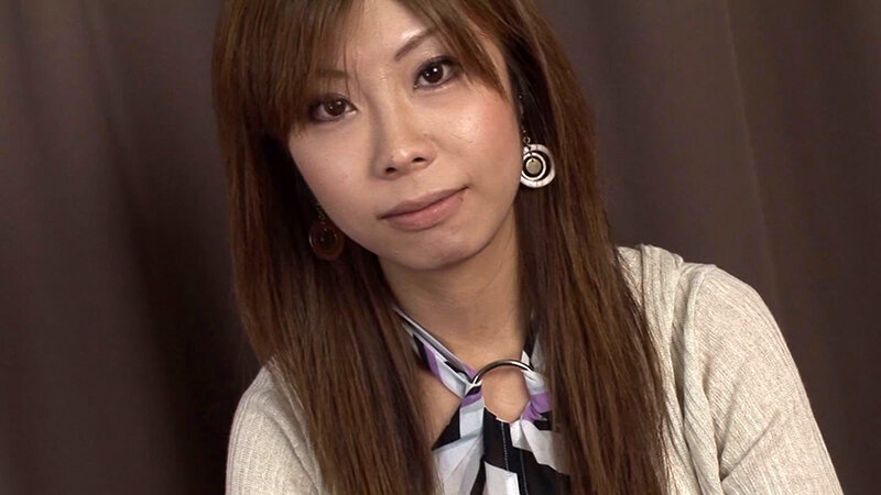 モデル級の脚長お姉さん！未婚かと思ったら人妻で家計を助ける為にAV出演！旦那に悪いと思いながらも感じてしまう人妻さんのぐちょ濡れなアソコに挿入し勢い余って生中出し！ サンプル 1
