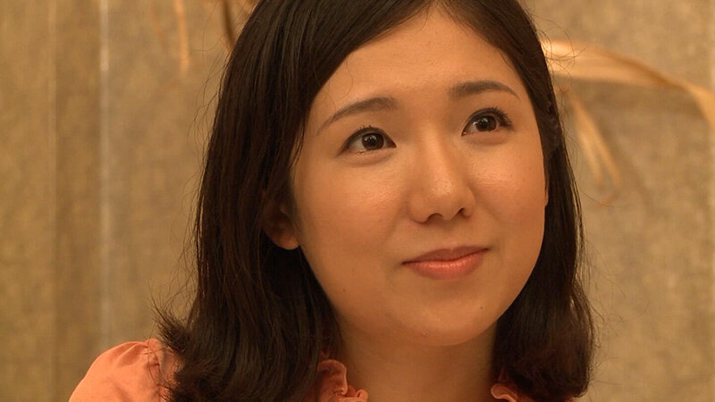 雪のような白い肌にあどけない笑顔！男心を翻弄させるイケない奥様を電マやローターでイカせて、旦那に内緒の中出しSEX！ サンプル 1