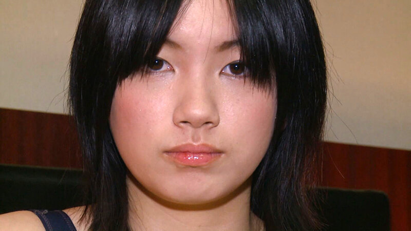 まだまだあどけなさが残るBODYに似合う、今や懐かしの紺水着で男を誘惑！いきり立った肉棒を丹念に舐め上げガチSEX！人生初の顔面シャワー！ サンプル 1