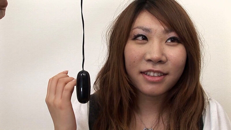 スケスケの魅力的な下着を外してみると控えめなちっぱいがこんにちは！得意なフェラチオを披露して身体に肉棒をお出迎え！ サンプル 2