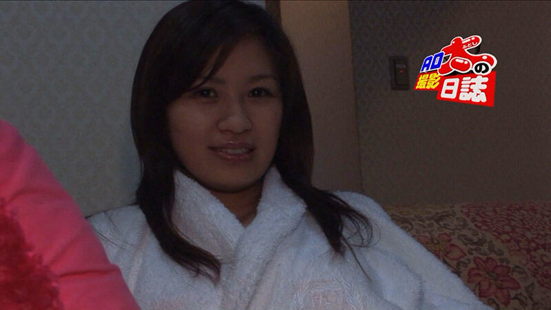 処女を彷彿させる純粋無垢な笑顔を向ける美女とノリの良い茶髪の美女の部屋に追放したはずの男優が勝手に突入！ADが止めるも暴走は止まらずヤられちゃう？！ サンプル 2
