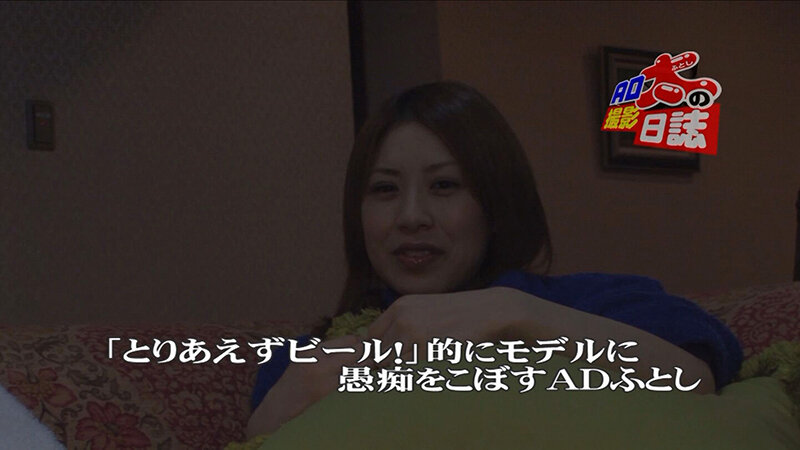 処女を彷彿させる純粋無垢な笑顔を向ける美女とノリの良い茶髪の美女の部屋に追放したはずの男優が勝手に突入！ADが止めるも暴走は止まらずヤられちゃう？！ サンプル 3