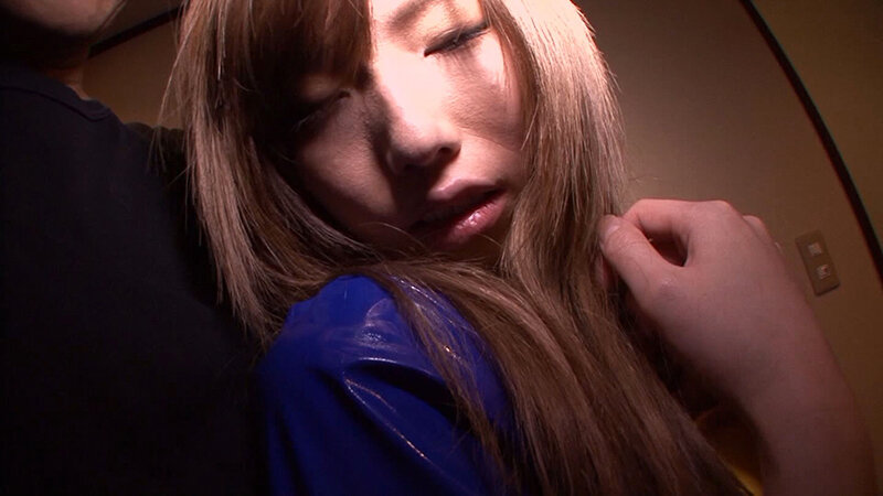 顔小さっ！足長っ！現役レースクイーンが男を誘惑！他を圧倒するスレンダーで美しい身体！エッチな衣装を身に纏い圧巻のパワーセックス！ サンプル 2