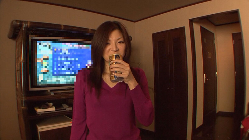 セクシーな見た目なのに恥ずかしがり屋！ギャップの違いが堪らないお姉さん！激しい手マンで大量に潮吹き、デカチン咥えて大きな肉棒をアソコに迎えて絶頂セックス！ サンプル 1