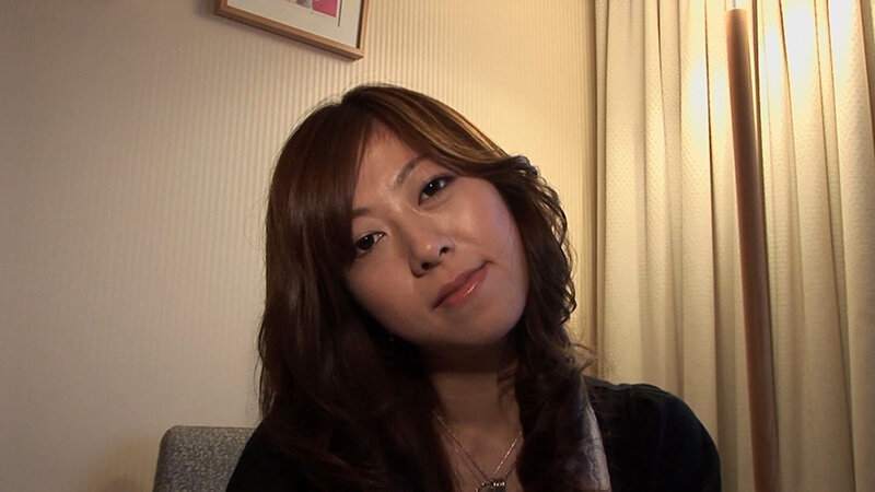 旦那とのマンネリ淡泊SEXじゃ満足できない縦巻きロールの若妻さんに喜んでもらうべく多方面からの玩具攻め！イキ過ぎなアソコに肉棒をうずめて、膣奥にたっぷり中出し！ サンプル 1