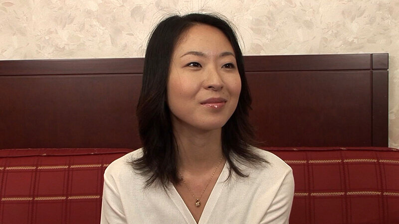 早漏の旦那では満足できない結婚5年目のエッチな奥様！旦那にバレたら『謝ります』と屈託のない笑顔で答える奥様に忘れられないほどの濃厚プレイで一生の思い出をプレゼント！ サンプル 1