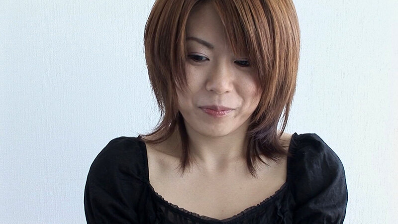 旦那が隠し持っていたアダルトビデオを見ていたら性欲を抑えきれなくなった美人妻！ビデオより激しい事をするべく極太バイブでアソコを広げ、極上の肉棒での中出しSEXにご満悦！ サンプル 2