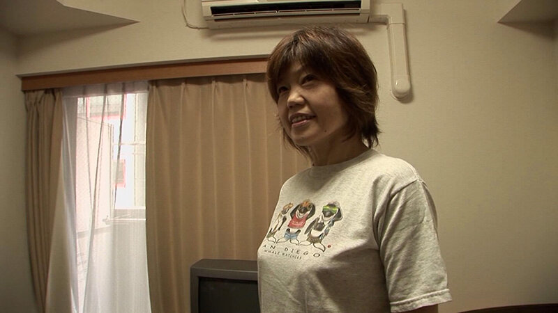 チャーミングな笑顔が可愛い五十路おばさん！スレンダーなBODYからは想像できないGカップの爆乳を揉みしだいてご無沙汰なアソコに肉棒挿入！イキまくり！ サンプル 1