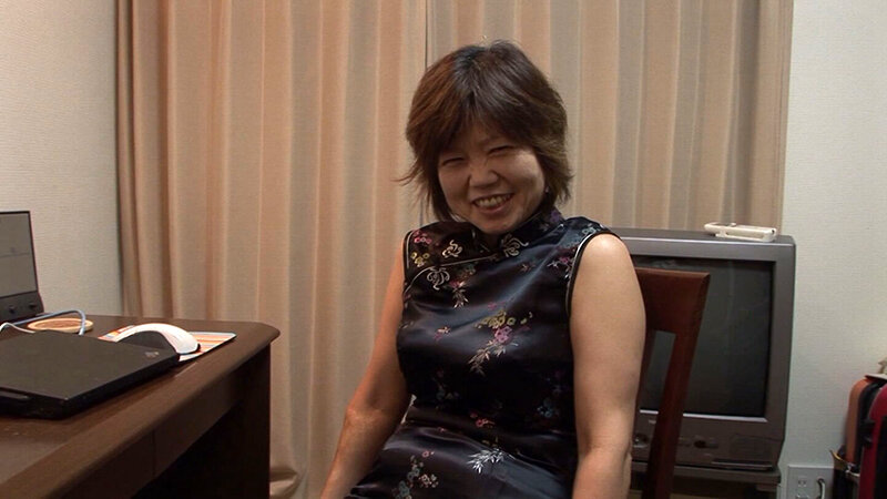 チャーミングな笑顔が可愛い五十路おばさん！スレンダーなBODYからは想像できないGカップの爆乳を揉みしだいてご無沙汰なアソコに肉棒挿入！イキまくり！ サンプル 2