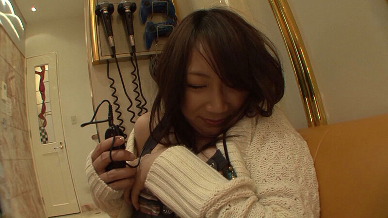 自分の可愛さが分かっている、あざと可愛い素人娘！手のひらサイズの美乳を揉みしだいて、ロータークンニでアソコはびっしょり！お返しとばかりフェラチオされたら濃厚セックスでイキまくり！ サンプル 4