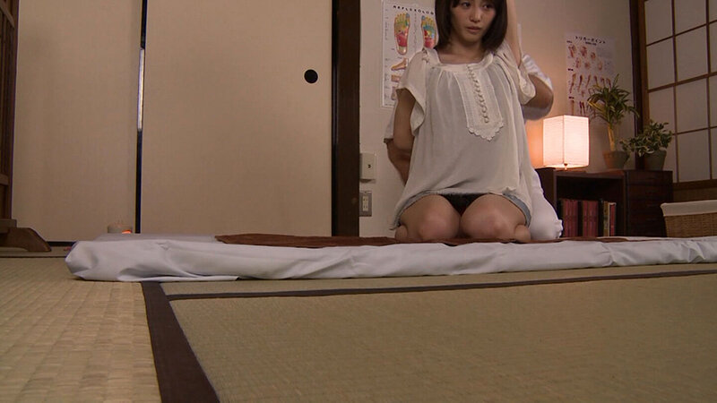 デスクワークで肩凝りが酷い奥様が性体マッサージ店とは知らずに来店！なぜか服を脱がされる事を疑問に思うが時すでに遅し！肉棒を咥えさせられ挿入される！ サンプル 2