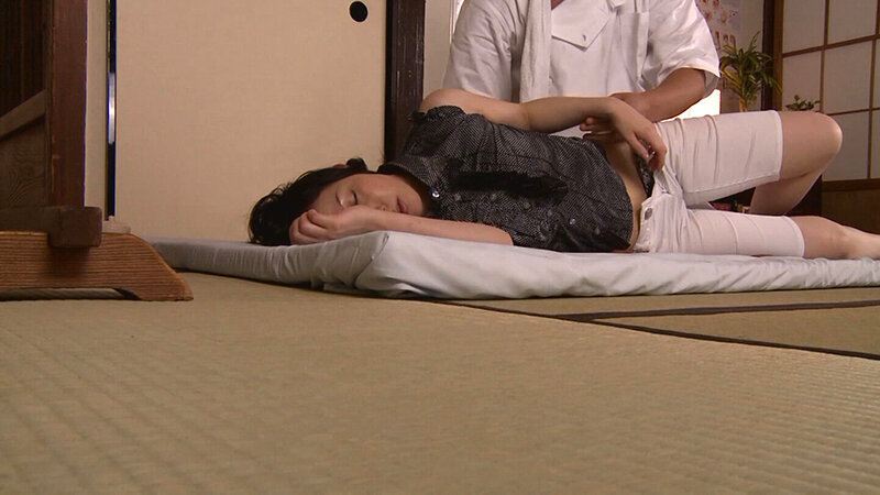 本当にあった人妻性体マッサージ店！最初は肩、腰と攻めていくが、いつの間にか整体師の手は大事なところに？！最後は肉棒を受け止めイキ狂い！ サンプル 8