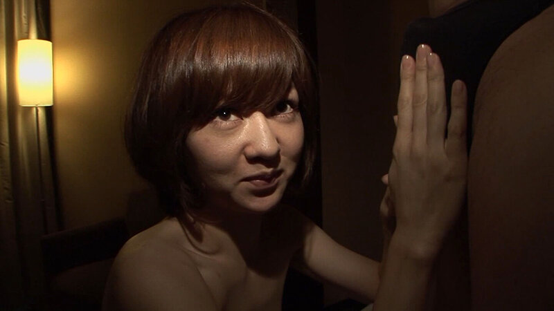 1年以上も相手にしてくれない旦那に嫌気がさして大胆にもAV出演しちゃうパッチリ二重の素人奥様！ねっとりフェラで肉棒を大きくさせたら自ら肉棒を奥底に迎え入れてガチイキSEX！ サンプル 9