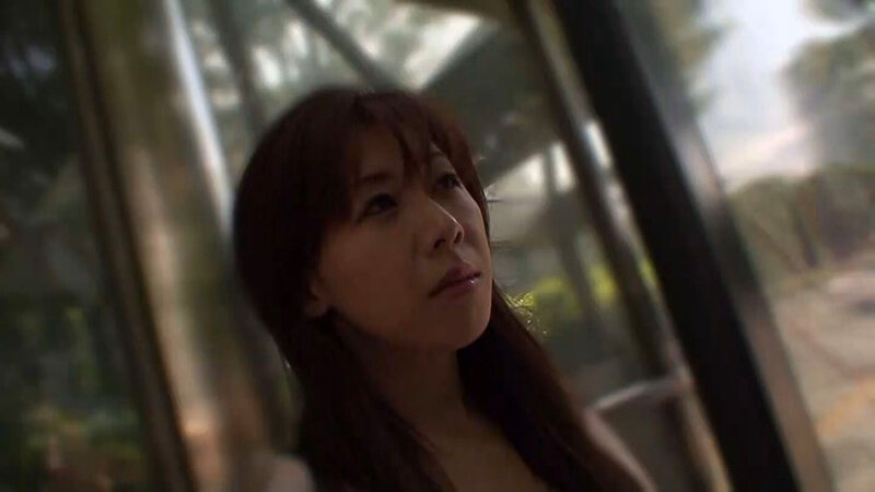 イケナイと分かっていても止められない男遊び…。少し胸元があいた衣装と網タイツでナンパ待ち！今日も一期一会の中出しSEX！ サンプル 1