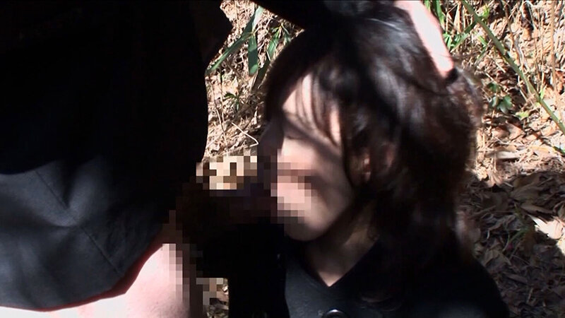 人目をはばかる草むらで頭を抑え込まれてイラマチオ！三十路人妻の喉奥に口内射精！ サンプル 8