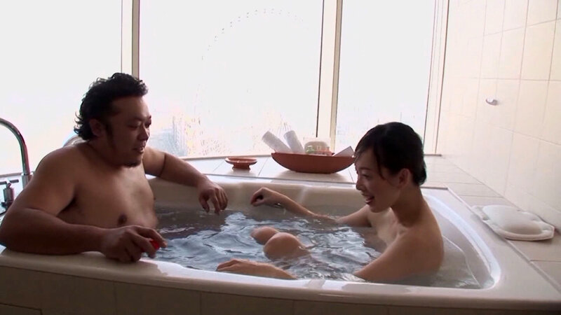性生活がマンネリ化した三十路妻の危険な遊び！1本の肉棒じゃ満足できない奥様と念願の3Pファック！ サンプル 3