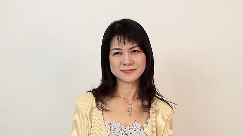 五十路間近でこの美貌！自分磨きに余念がない人妻さんが欲求不満でAV出演！脱がせてみたら美白に巨乳でボルテージMAX！テンション上がって中出しSEX！ サンプル 1