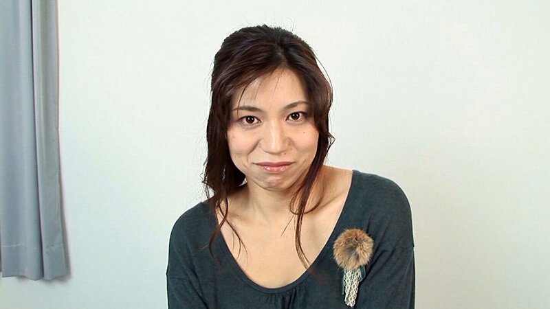 屈託のない笑顔が堪らない四十路奥様！顔に似合わずエッチが大好きな奥様は不倫相手だけでは物足りずAV出演！中出しセックスでご満悦ー！ サンプル 1