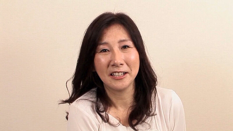久々のセックスに笑いが止まらない四十路後半の熟女さん！触ってもいないのにアソコがぐしょぐしょ！男優の滾った肉棒をフル堪能！ サンプル 1