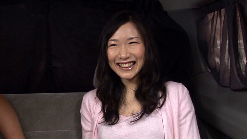 三十路とは思えないスタイルと美貌の持ち主！銀座の高級ショッピングエリアで美人妻をガチナンパ！本当は期待してた？！拒みながらもヌレヌレのアソコに肉棒を突っ込んで中出しセックス！ サンプル 1