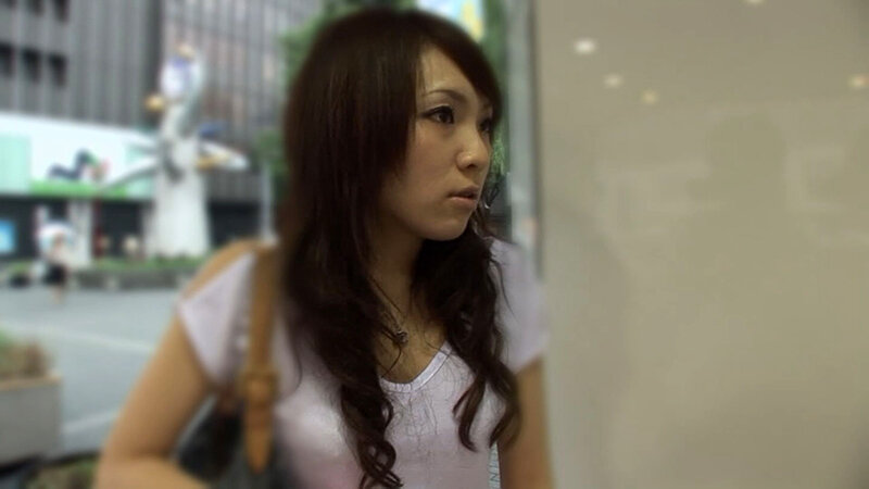 遊び慣れた女かと思いきや、意外や意外エッチに消極的な美人奥様！肉棒を触ったら豹変しちゃって口に咥えて大きくさせたら生ハメセックスで大量中出し！ サンプル 1