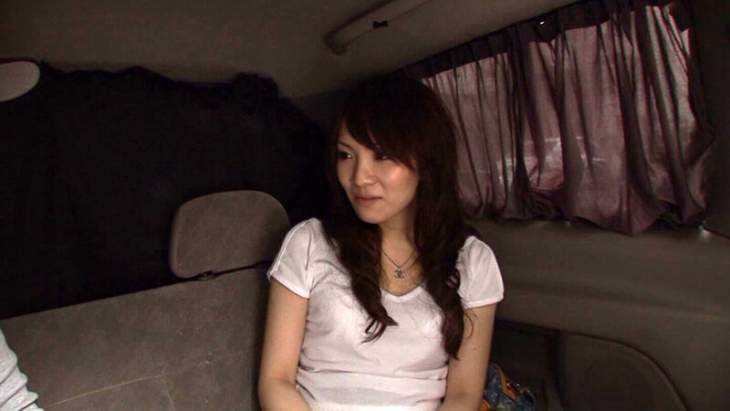 遊び慣れた女かと思いきや、意外や意外エッチに消極的な美人奥様！肉棒を触ったら豹変しちゃって口に咥えて大きくさせたら生ハメセックスで大量中出し！ サンプル 2