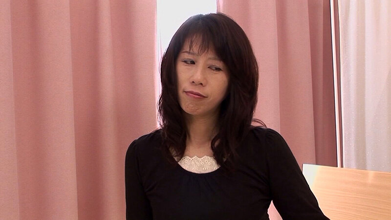 カメラの前で緊張気味の四十路奥様！まだまだ女を捨てられないセックスレスの奥様は旦那に内緒の中出しセックス！ サンプル 2
