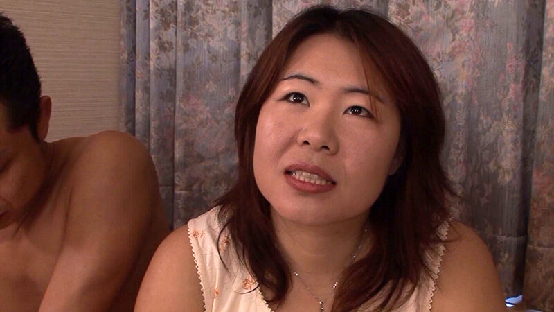 豊満、垂れ乳、四十歳！Theおばさんの私がAV男優を品定め！自慢のテクでびんびんに立たせたら自慢の肉壺で種を搾り取りー！ サンプル 1