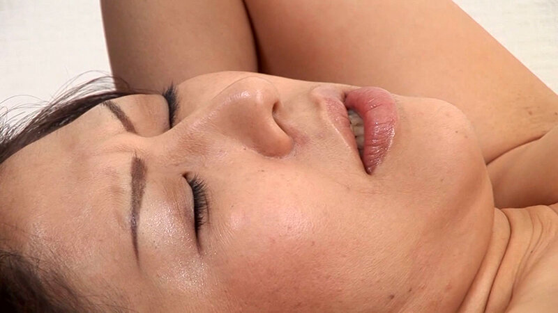 バツイチ独身の自由奔放な四十路熟女はGカップのデカ乳を揺らして中出しSEXでご満悦！ サンプル 11