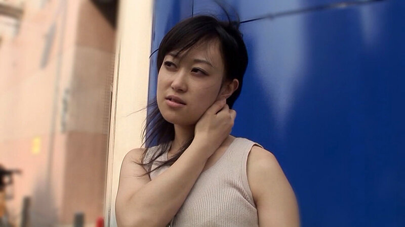 街頭インタビューだけだったはずが、いつの間にか肉棒をしゃぶっちゃってる人妻さん！気持ちに答えてあげるべく猛り立つ肉棒を肉壺に入れて中出し射精！ サンプル 1