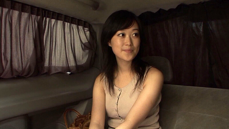 街頭インタビューだけだったはずが、いつの間にか肉棒をしゃぶっちゃってる人妻さん！気持ちに答えてあげるべく猛り立つ肉棒を肉壺に入れて中出し射精！ サンプル 2