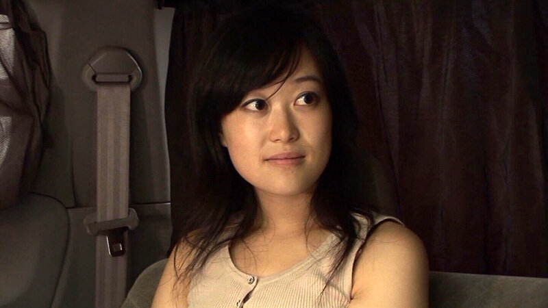 街頭インタビューだけだったはずが、いつの間にか肉棒をしゃぶっちゃってる人妻さん！気持ちに答えてあげるべく猛り立つ肉棒を肉壺に入れて中出し射精！ サンプル 3