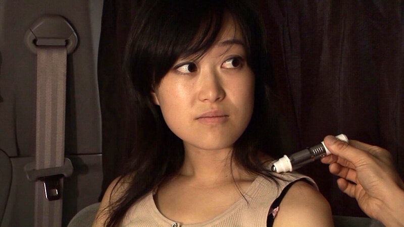街頭インタビューだけだったはずが、いつの間にか肉棒をしゃぶっちゃってる人妻さん！気持ちに答えてあげるべく猛り立つ肉棒を肉壺に入れて中出し射精！ サンプル 4