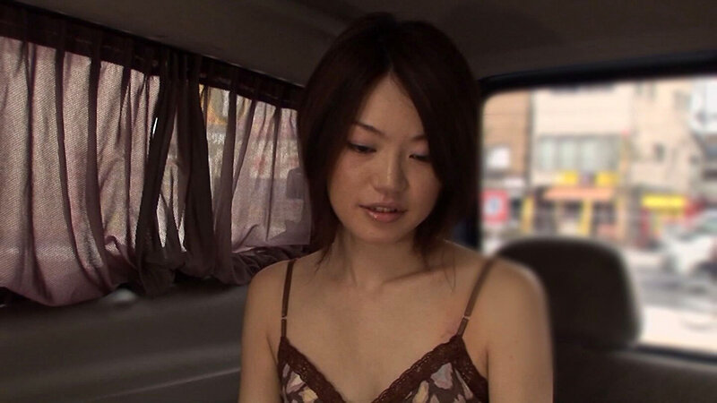 女神感が半端ない笑顔が眩しい人妻さん！インタビュー中に手を出してみたら意外にイケちゃいそうだからノリで肉棒入れて暴走中出し！！ サンプル 1