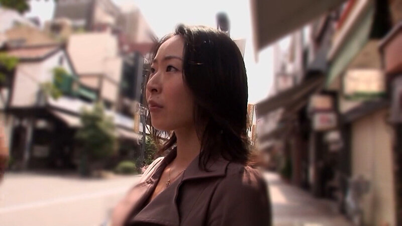 圧倒的セレブな雰囲気を醸し出す黒髪美人の人妻さん！インタビューだけの必勝のフレーズに惑わされ付いていったら中出しセックスを決められてしまう！ サンプル 1