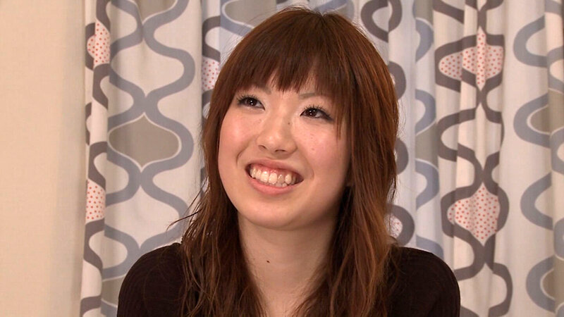久しぶりのエッチな状況に笑顔が隠せない人妻さん！肉棒を口で咥える時もにやけが止まらない！期待に応えるべくギンギンな肉棒をアソコに入れて中出しSEX！ サンプル 1